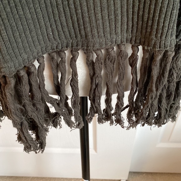 Anthropologie ribbed olive green crewneck sweater with fringed trim - Picture 2 of 7